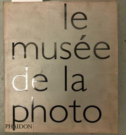 null LE MUSÉE DE LA PHOTO 
Édition PHAIDON

Jaquette illustrée

 [Fonds d'un bouquiniste...