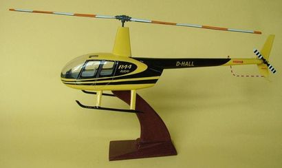 null Maquette. Hélicoptère Robinson R44. Résine. Longueur: 35 cm. Socle.