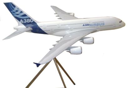null Maquette. Grande maquette d'A380. Fibre de verre. Longueur: 120 cm. Sur tré...