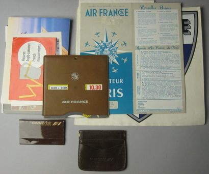 null Objet (7). Air France: 1/ Porte-monnaie en cuir brun Concorde et une boîte d'alumettes...