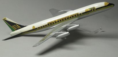 null Maquette. DC8 de la Compagnie UTA. 45 x 43 cm.