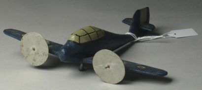 null Jouet. Petit avion en bois peint. Longueur: 15 cm.