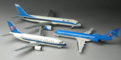 null Maquette (3). 1/ Boeing 737-300. Compagnie CHINA SOUTHERN. Version actuelle....