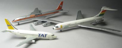 null Maquette (3). 1/ Boeing 737-200. Comapgnie TAT. Version années 1990. Echelle:...