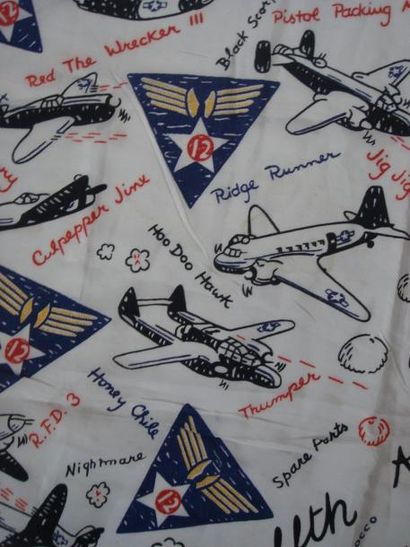 null Vêtement. 12th. AIR FORCE. Grand Foulard avec les avions et leurs surnoms au...