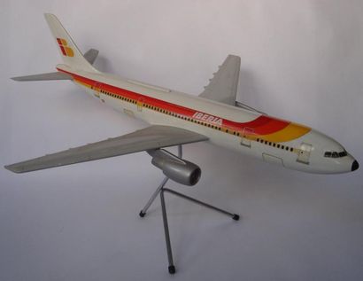 null Maquette. Airbus A-310. Desk model à l'échelle 1/100ème aux couleurs d'IBERIA....