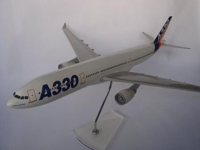 null Maquette. Airbus A-330 Desk model à l'échelle 1/100ème aux couleurs du constructeur....