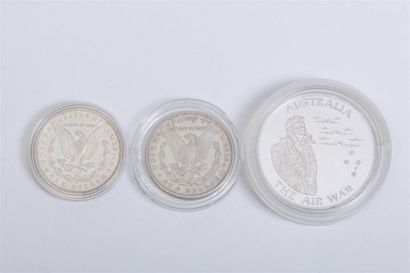 null Etats-Unis & Australie. 3 Monnaies & Médaille.
2 pièces de Un Dollar type Morgan,...