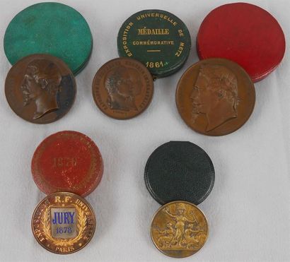 null Souvenirs de la famille Tresca
Lot de 4 médailles de table et 1 insigne de boutonnière...