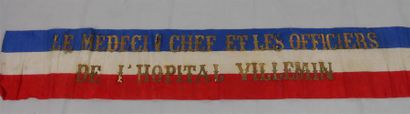 null Lot : Ruban tricolore, avec texte rapporté " Le Médecin Chef et les Officier...