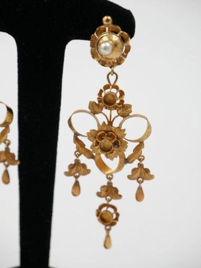 null Ensemble de bijoux en or 750 millièmes comprenant:
- Paire de pendants d'oreilles...