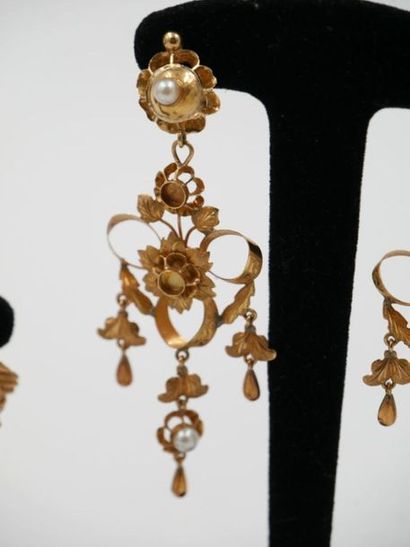 null Ensemble de bijoux en or 750 millièmes comprenant:
- Paire de pendants d'oreilles...