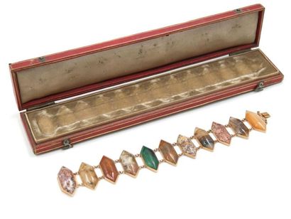 null Bracelet en or, à motifs géométriques en pierres dures serties. 
XIXème siècle....