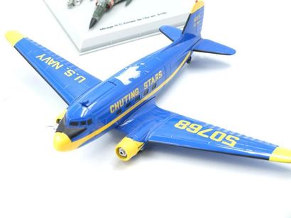 null Un lot comprenant :
- une maquette d'avion F22
- une maquette modèle Douglas...