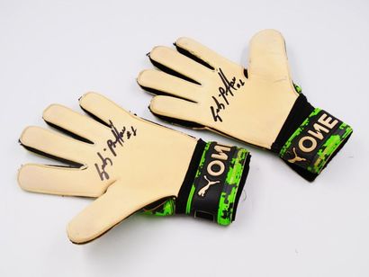 null Gianluigi BUFFON :

Paire de gants d'entraînement portés et dédicacés par Gianluigi...