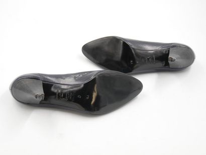 null AIR INTER - CAREL
Deux paires de chaussures en cuir noir et liserés beige comprenant...