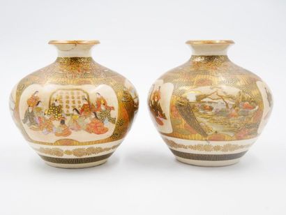 null JAPON : 
Paire de vases ovoïdes en céramique à décor polychrome et or de paysages...