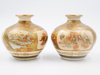 null JAPON : 
Paire de vases ovoïdes en céramique à décor polychrome et or de paysages...