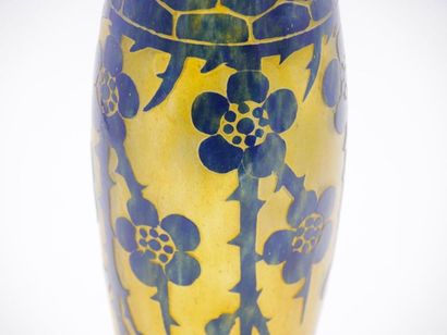 null Vase en verre double couche jaune et marine à décor de branches fleurie dégagé...