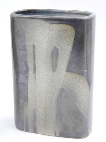 null Lot : assiette fossile (D. : 25 cm) et vase en grès émaillé à décor de poisson...