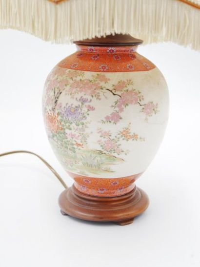 null Vase en faïence craquelée à décor polychrome floral et de faisans (monté en...