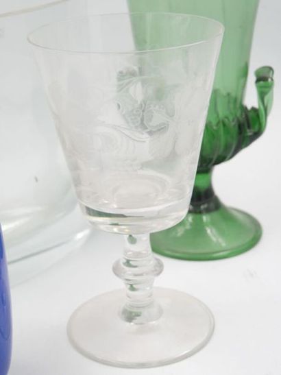 null Set of glass vases comprising : 
- Medici vase in green glass, H.: 30 cm
- shuttle...