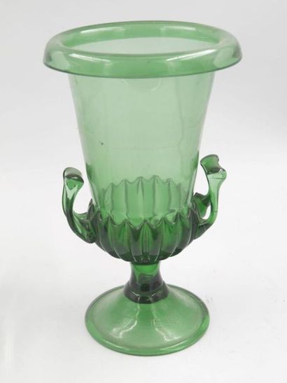 null Set of glass vases comprising : 
- Medici vase in green glass, H.: 30 cm
- shuttle...