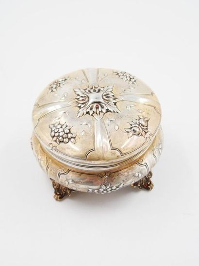 null Silver 950 thousandths quadripod box decorated with flowers and a leafy compass...