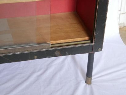 null Jacques ADNET (1900-1984)
Cabinet vitrine gainé de cuir noir à piqure blanche...