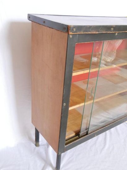 null Jacques ADNET (1900-1984)
Cabinet vitrine gainé de cuir noir à piqure blanche...