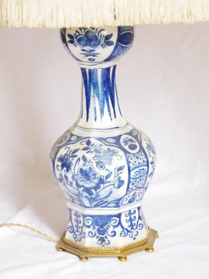 null DELFT : 
Paire de vases double-gourde en faïence à décor en camaïeu bleu de...