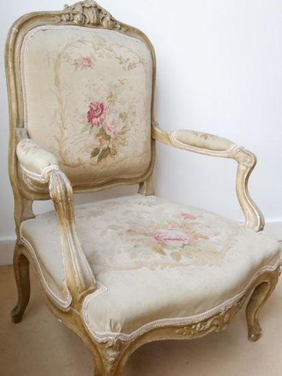 null Style Louis XV,
Ensemble de salon en bois laqué crème, les dossiers à la reine...