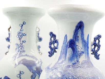 null CHINE - XXème 
Paire de vases à décor blanc bleu de branchages fleuris et d'oiseaux...
