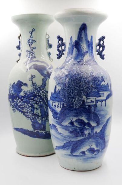 null CHINE - XXème 
Paire de vases à décor blanc bleu de branchages fleuris et d'oiseaux...