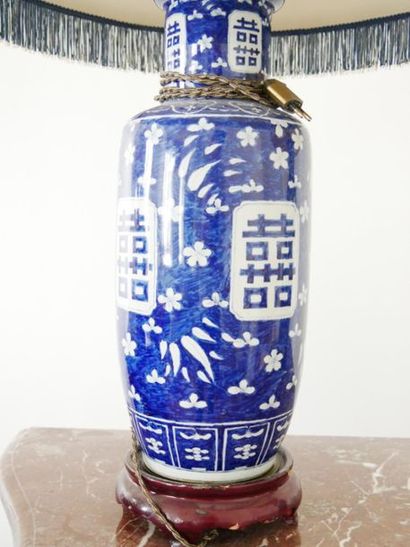 null CHINE - XXème
Paire de vases à fond bleu et à décor de calligraphies dans des...