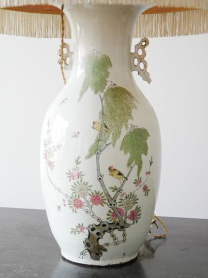 null CHINE - XXème
Vase monté en lampe à décor d'arbres fleuris 
Vers 1900

(état...