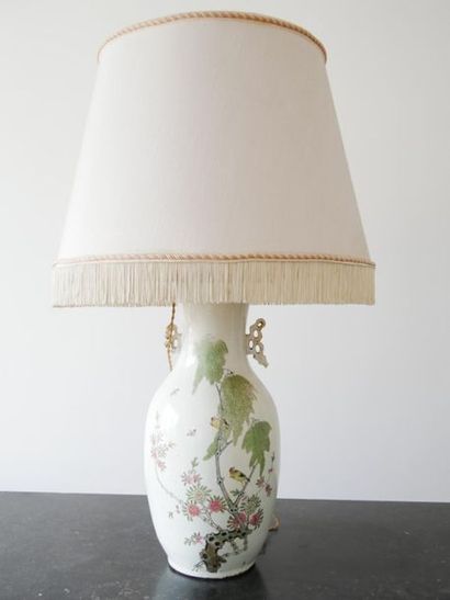 CHINE - XXème Vase monté en lampe à décor...