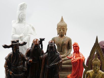 null CHINE - Moderne : 
Ensemble comprenant :
- trois statuettes de dignitaires taoistes...