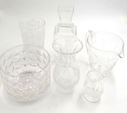 null A set of crystal objects comprising : 
- BACCARAT: crystal vase of geometric...