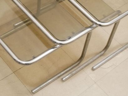 null Travail post moderniste 
Trois tables " gigognes " en tube métallique chromé...