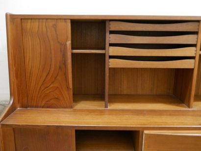 null Danish work from the 60
's Mahogany sideboard opening by 2 cabinets closed by...