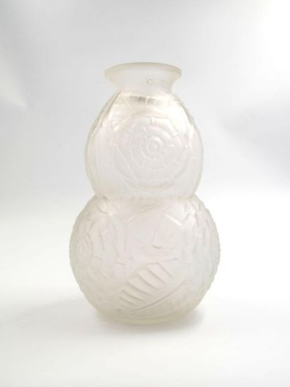 null MULLER Frères
Vase double gourde en verre moulé à décors de frises de 3 fleurs...