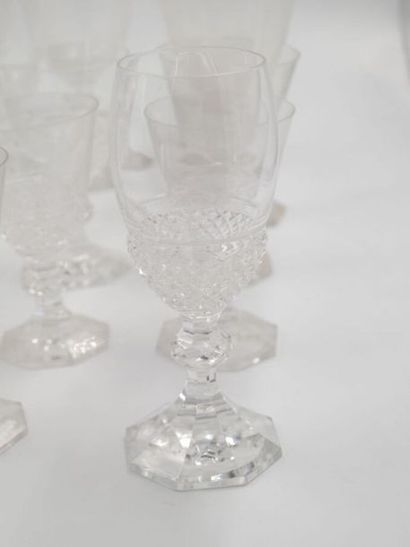 null Partie de service de verres en cristal à décor en pointes de diamants comprenant...