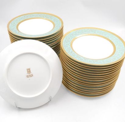 null Limoges, Unic : 
35 assiettes en porcelaine à décor de frises dorées de rinceaux...
