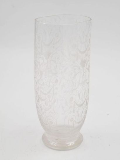 null BACCARAT : 
Vase en cristal gravé, modèle Michel-Ange, à décor dans le goût...