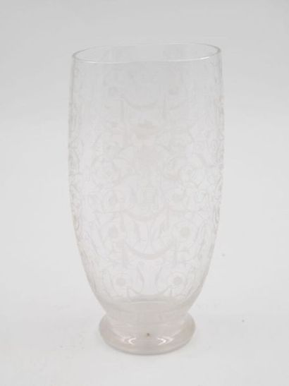 BACCARAT : Vase en cristal gravé, modèle...