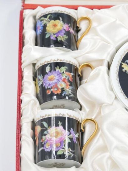 null LIMOGES : 
Service à café en porcelaine à décor floral sur fond noir comprenant...