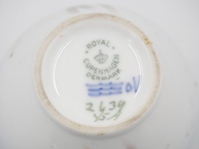 null ROYAL COPENHAGUE : Petit vase en porcelaine à décor de pissenlits sur fond bleuté,...