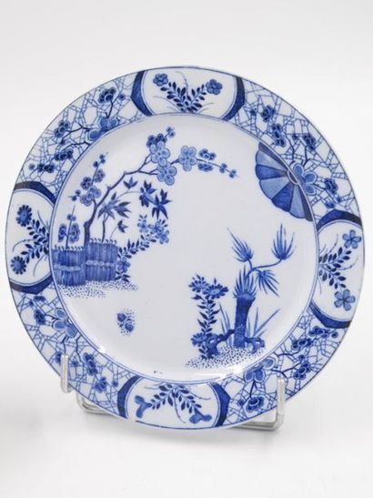 null ROYAL COPENHAGUE : Petit vase en porcelaine à décor de pissenlits sur fond bleuté,...