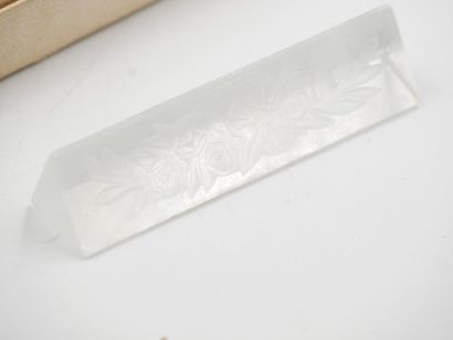 null Lot en verre : 
- douze porte-couteaux en verre moulé-pressé à décor de fleurs,...